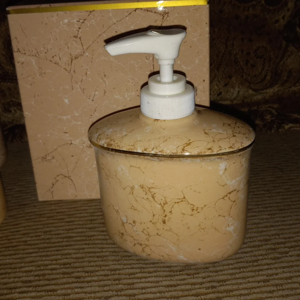 Vintage 5 Piece Bath Set